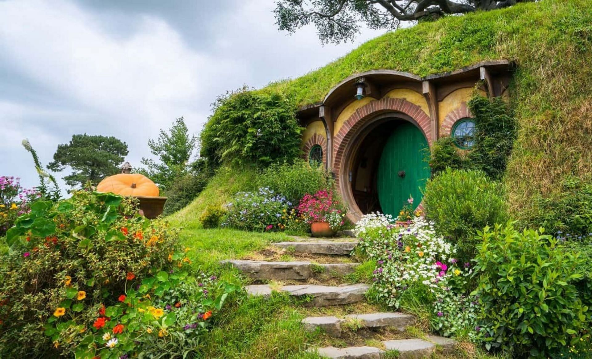 A hobbit house (Image via Blue Planet Studio/Shutterstock)