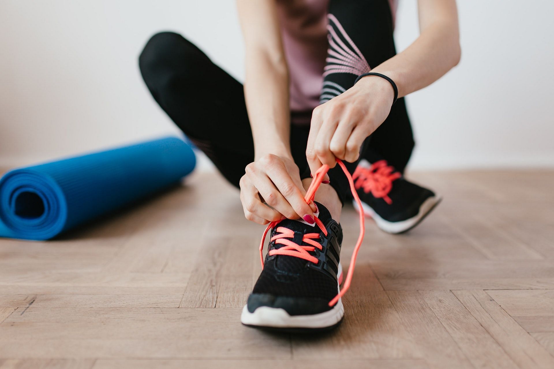 Guide to doing imprinting in Pilates. (Image via Pexels/Photo by Karolina Grabowska)