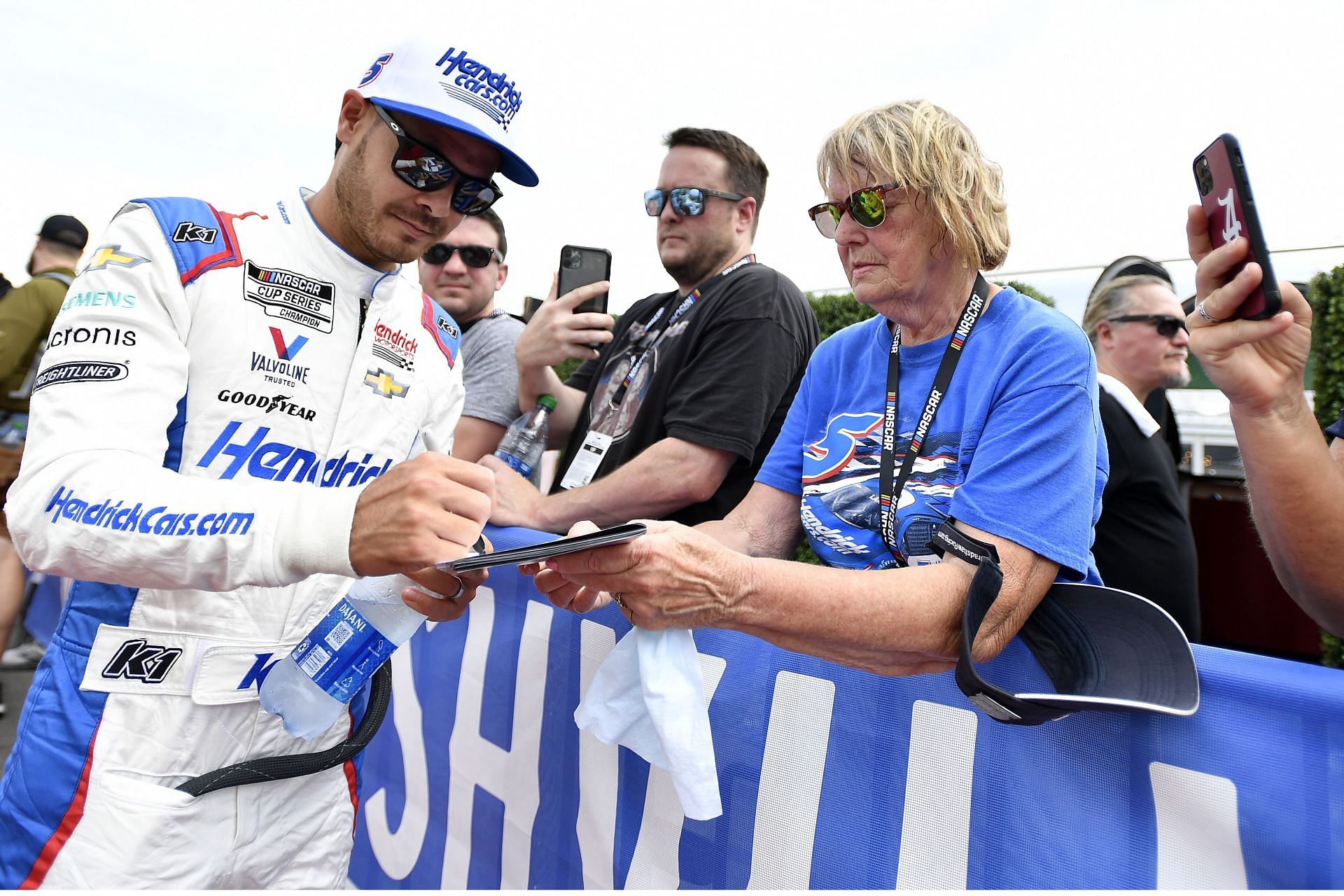 Kyle Larson signs autographs for fans on the red carpet before the 2022 NASCAR Cup Series Ally 400 at Nashville Superspeedway in Lebanon, Tennessee (Photo by Logan Riely/Getty Images)