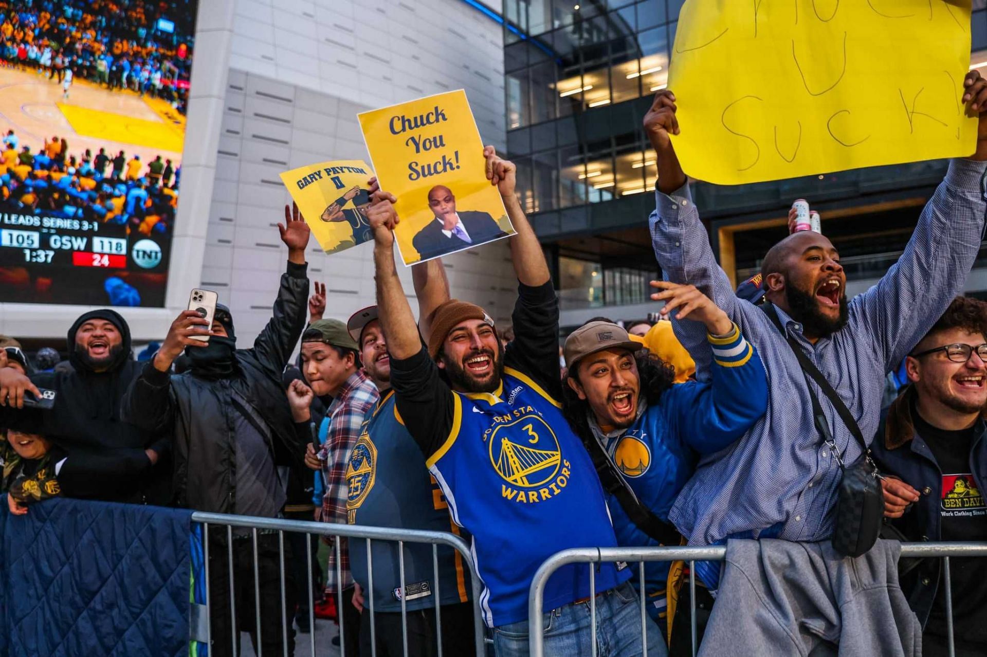 Golden State Warriors fans voicing their opinion towards Charles Barkley.