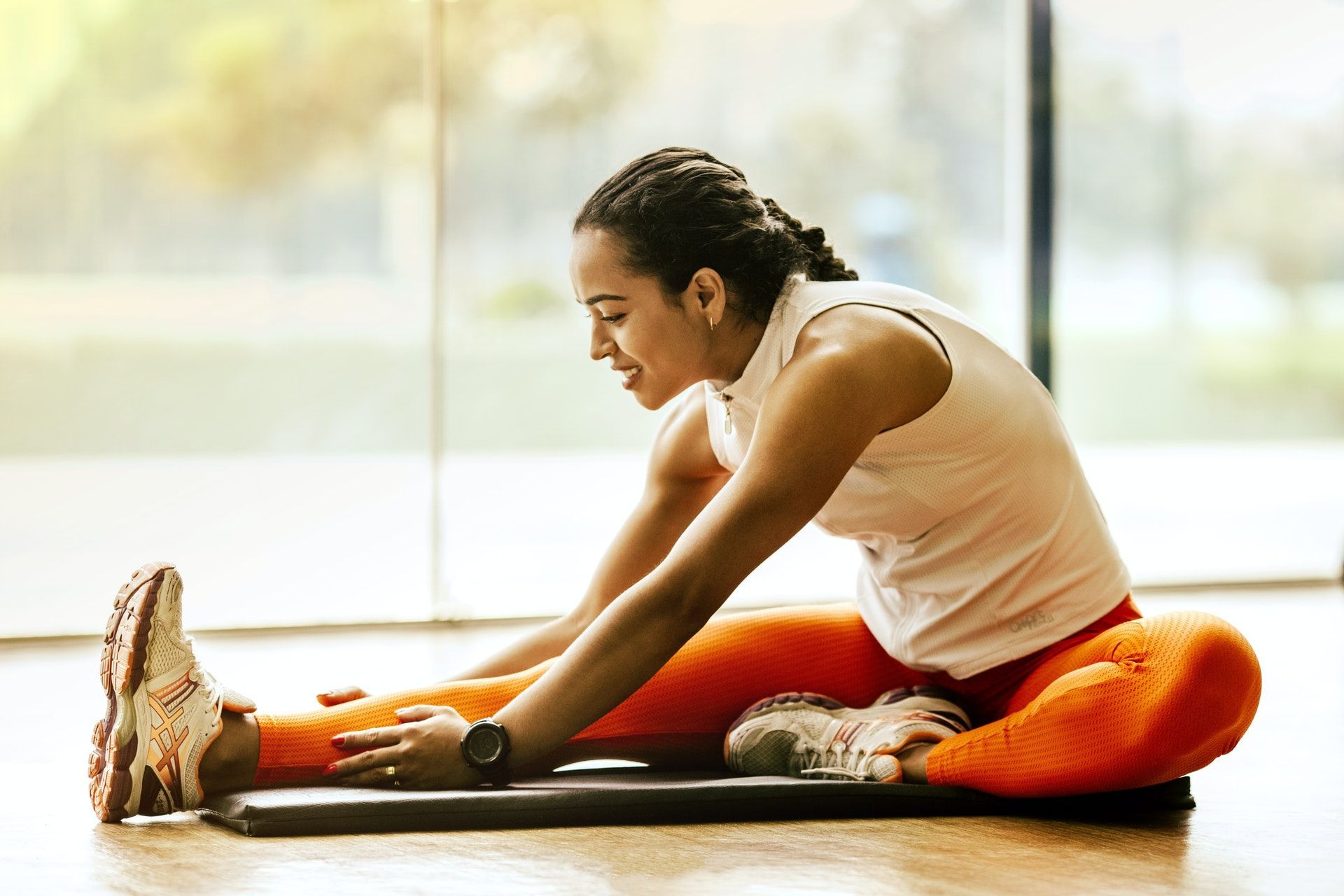 The single leg stretch in Pilates. (Image via Pexels/Photo by Jonathan Borba)