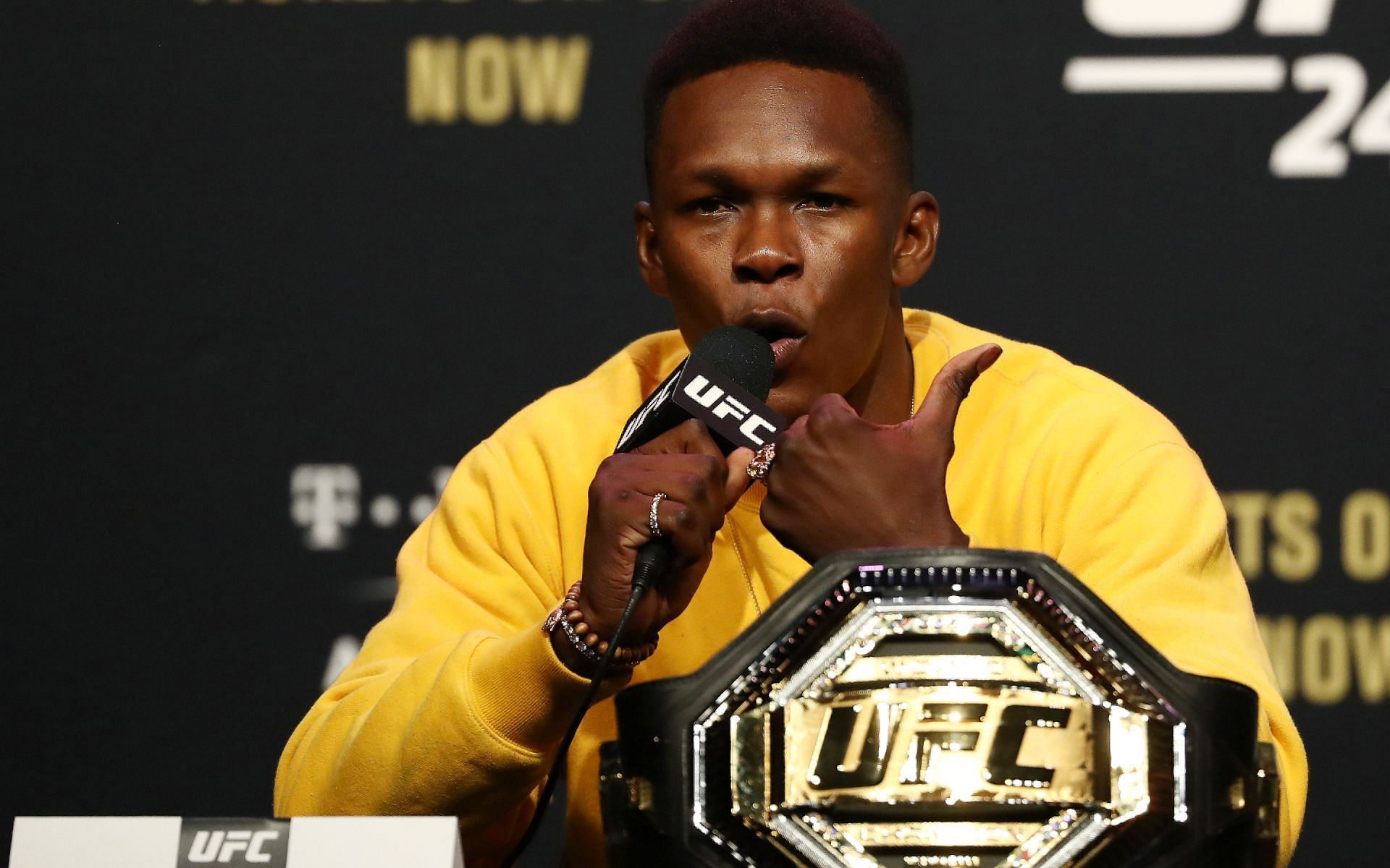 Israel Adesanya (Image via Getty Photos)