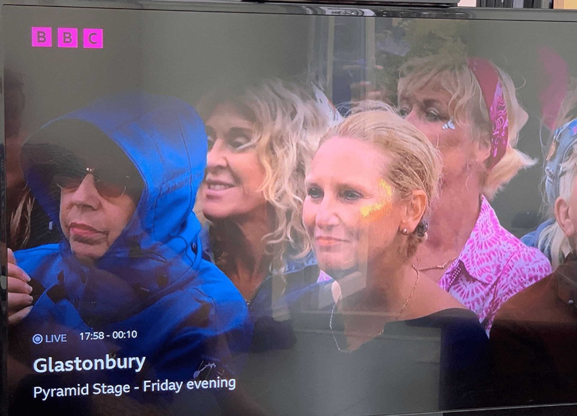 Fan tweeted about spotting Queen&#039;s look-alike at the Glastonbury Festival; goes viral (Image via @finn__sharky/Twitter)