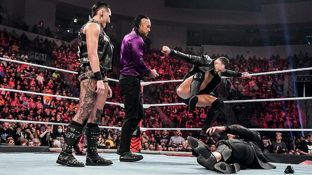Finn B&aacute;lor attacking Edge with The Judgment Day