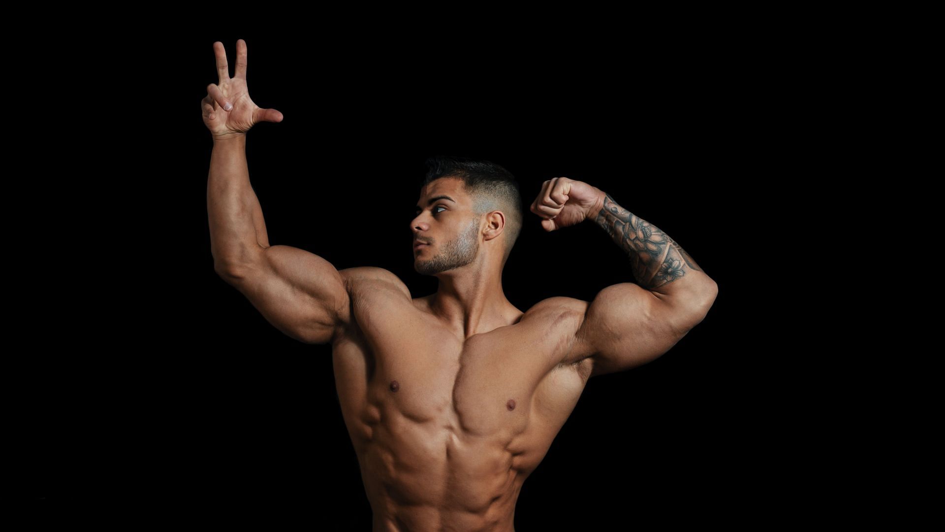 Become a pro bodybuilder with these 7 exercises! (Image via unsplash/Norbert Buduczki)