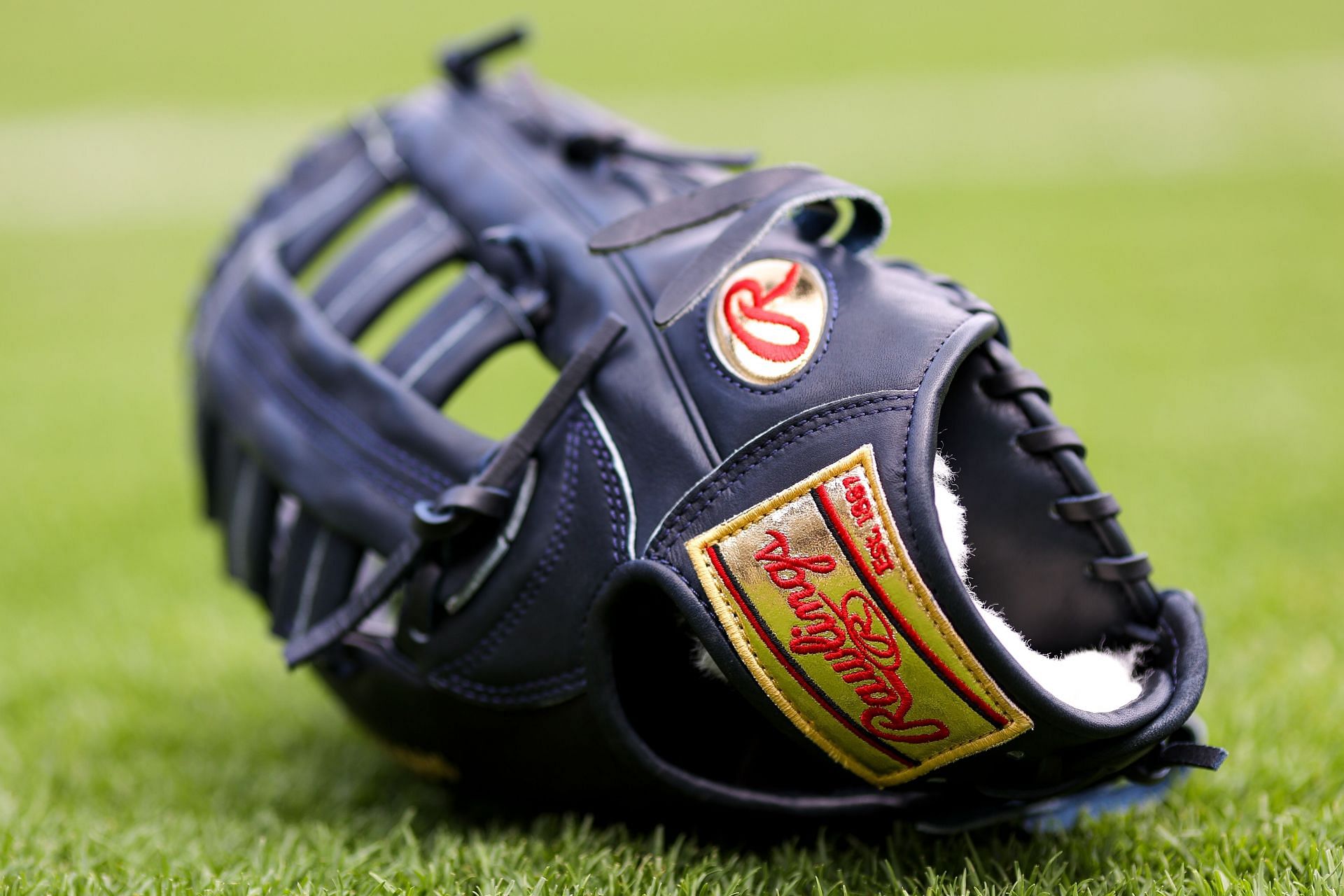 Who Will be the First-Ever Female Athlete to Win Rawlings Gold Glove Award?  - FloSoftball