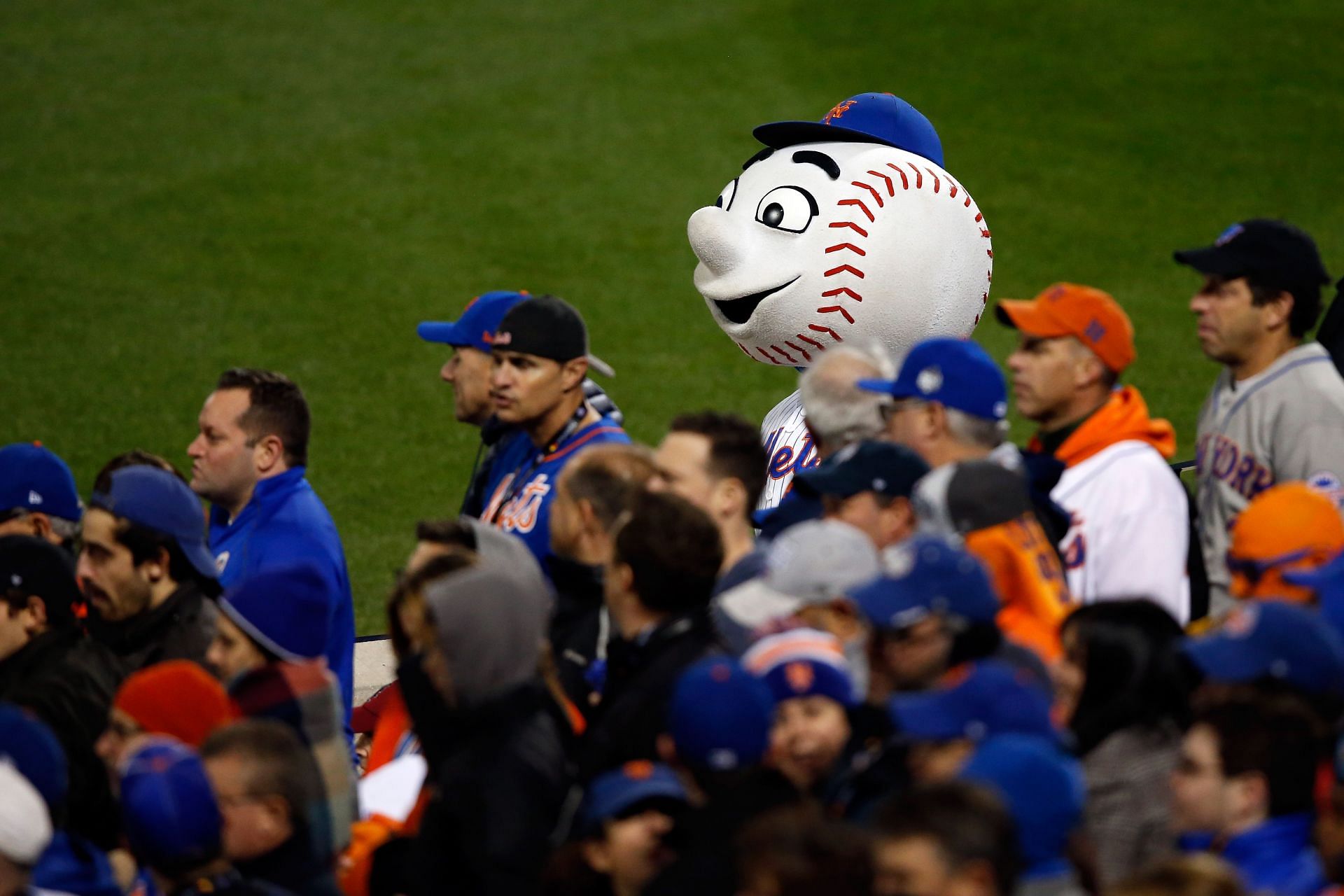 New York Mets fans with the team&#039;s mascot, Mr. Met