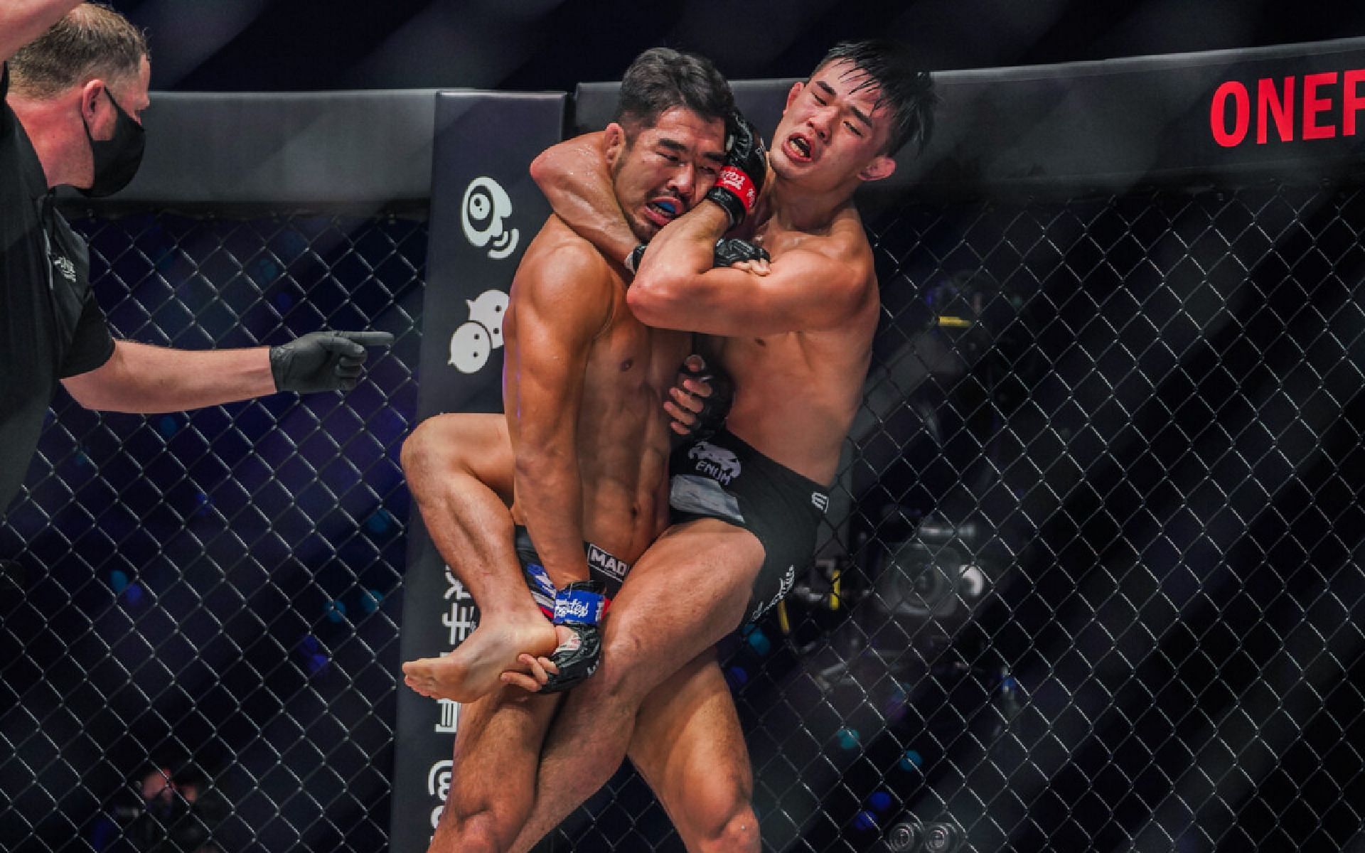 Christian Lee (right) cranks the face of Ok Rae Yoon during their match in September 2021. [Photo ONE Championship]