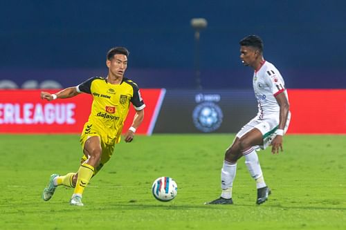 Asish Rai in action for Hyderabad FC as he takes on ATK Mohun Bagan's Liston Colaco in an ISL encounter (Image Courtesy: ISL)