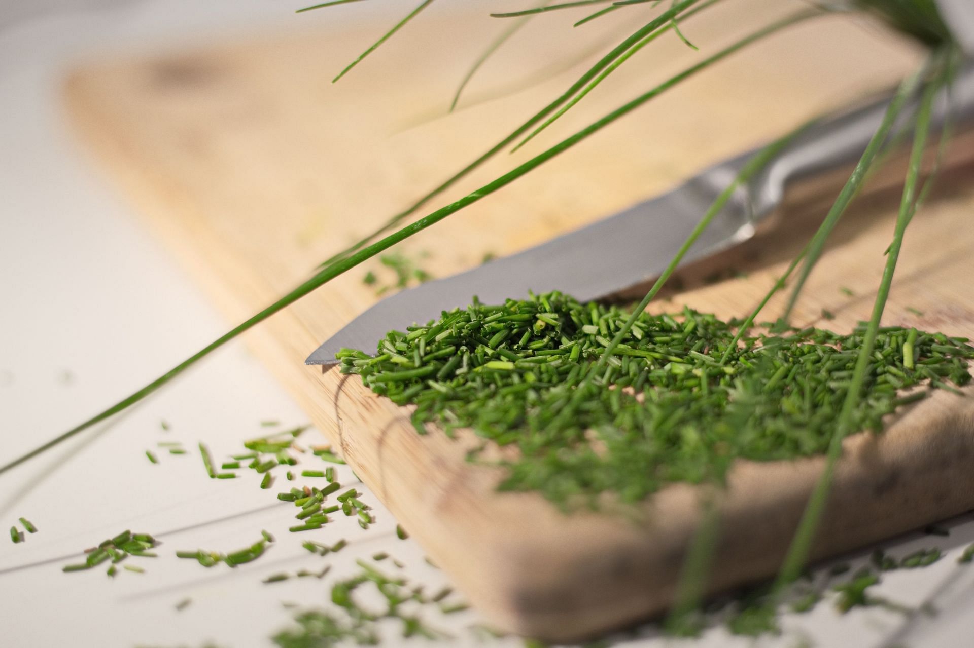 Chives are an excellent seasoning and garnishing option, having many nutrients which are good for health (Image via Pexels @Damir Mijailovic)