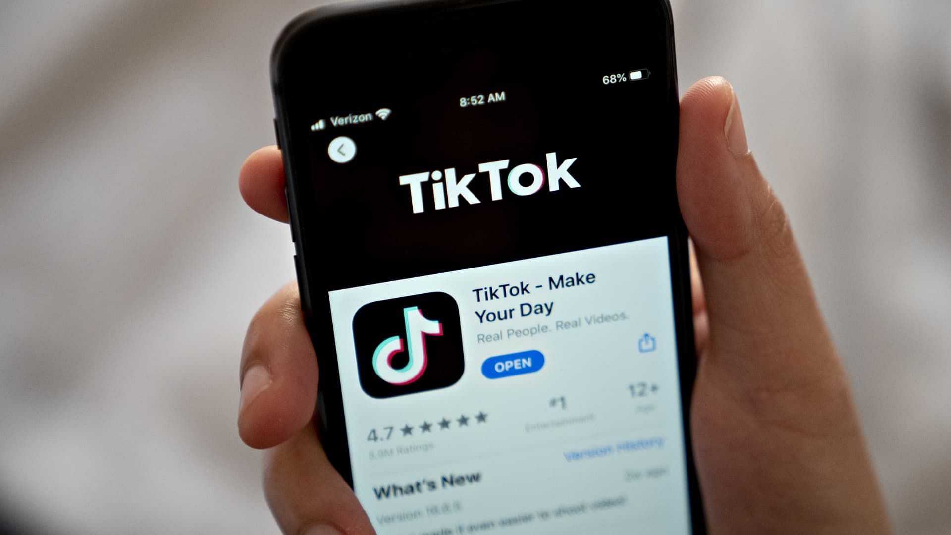 TikTok slangs you should know (Image via Andrew Harrer/Getty Images)
