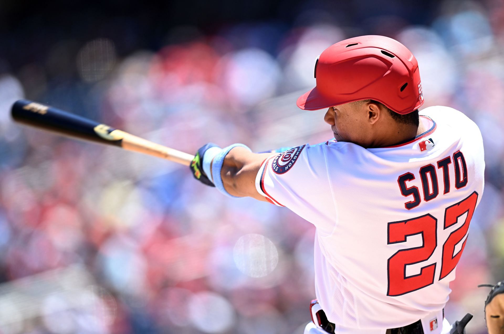 Washington Nationals' Juan Soto makes a running catch on a ball