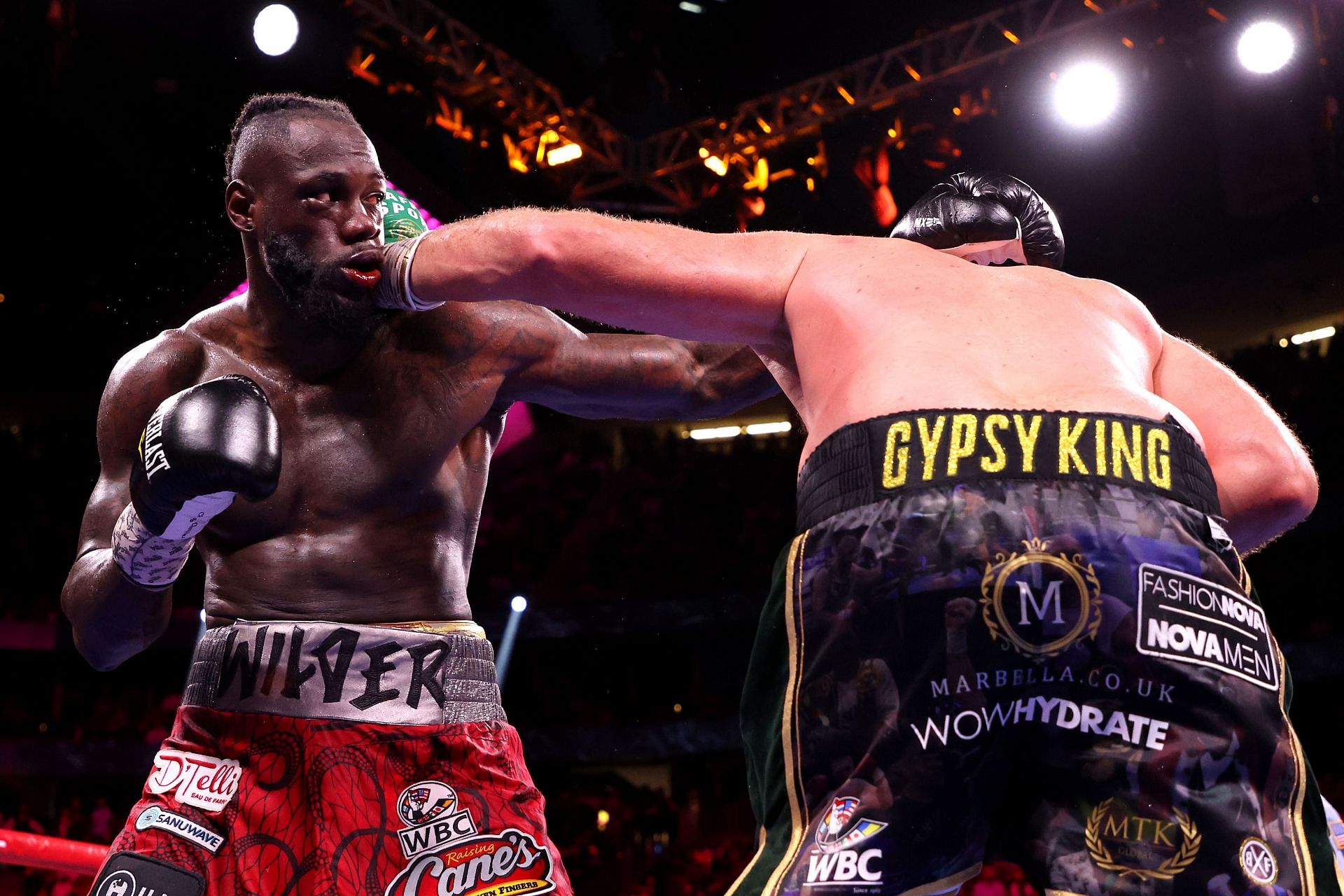 Deontay Wilder (left) in his third figth agsinst Tyson Fury (right)