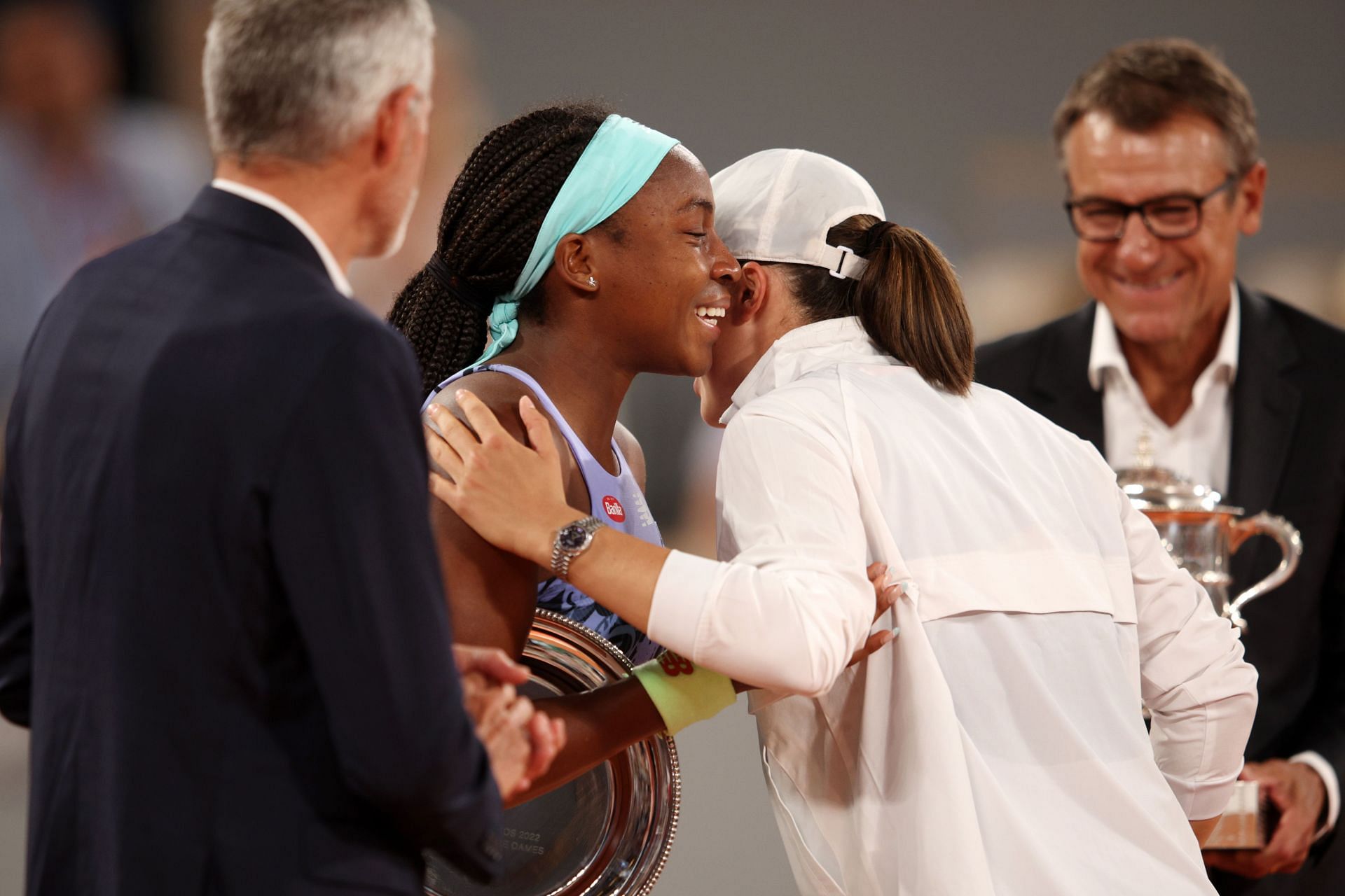 Iga Swiatek and Coco Gauff during the trophy ceremony
