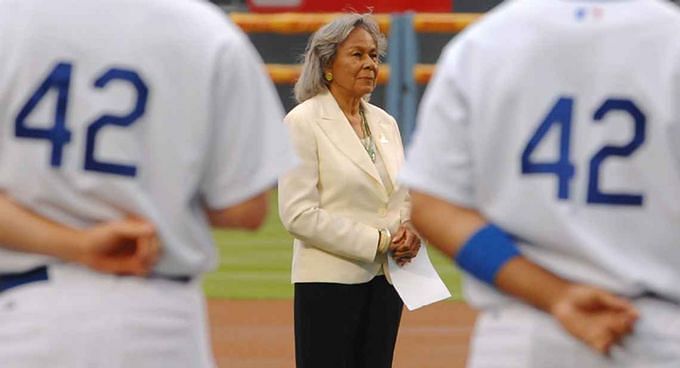 Denzel Washington pays tribute to Jackie Robinson at Dodger