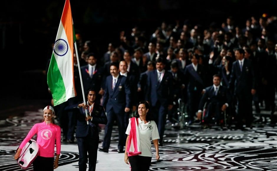 2018 गोल्ड कोस्ट खेलों में भारतीय दल के आगे ध्वजवाहक के रूप में सिंधू।