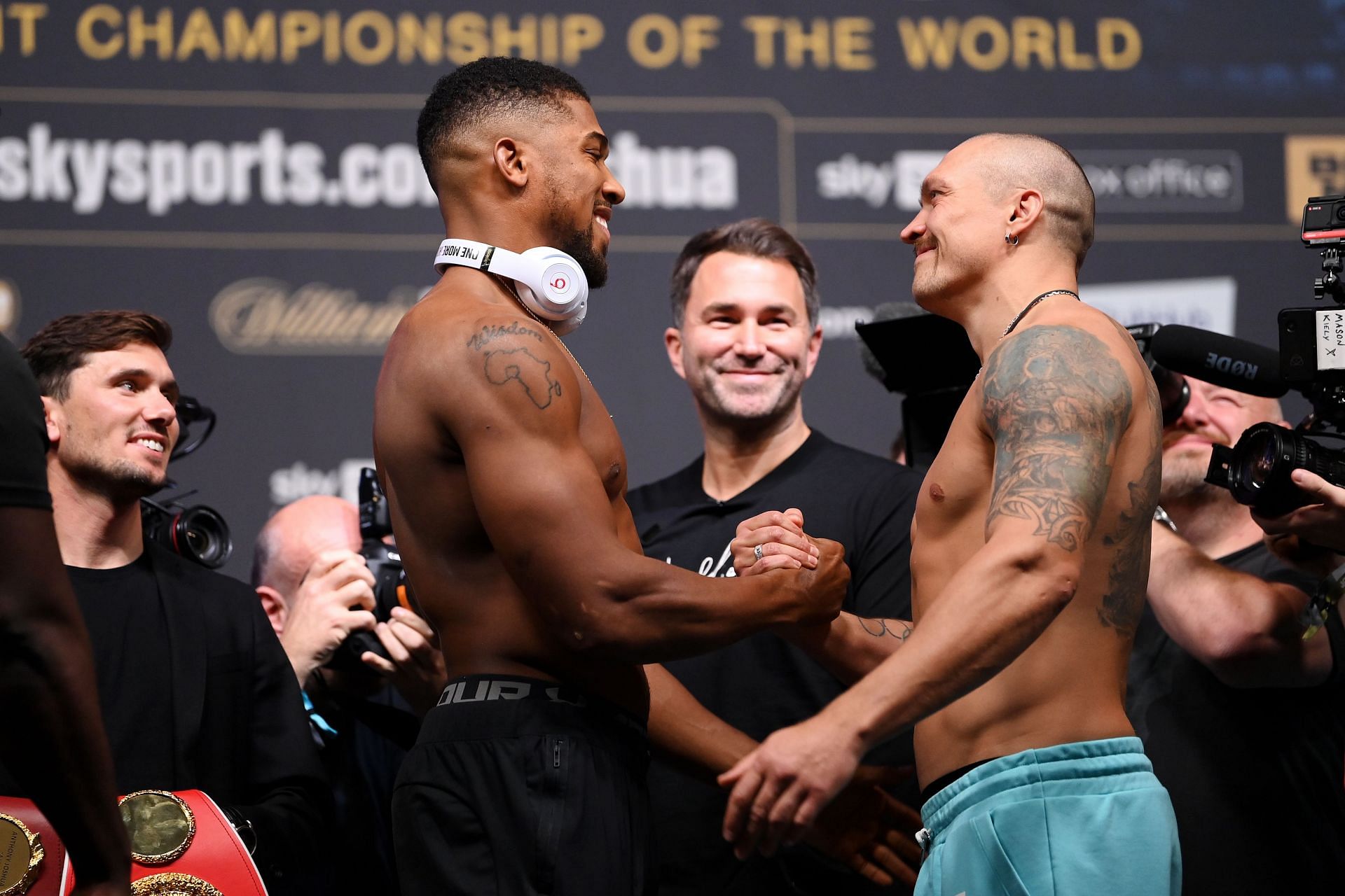 Anthony Joshua (left), Eddie Hearn (center), Oleksandr Usyk (right)