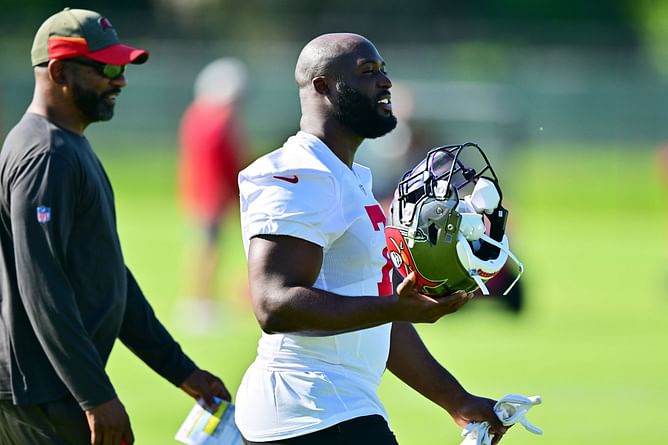 "Get yourself a treadmill, fat a**" - NFL fans roast Leonard Fournette for an old tweet calling Ezekiel Elliott fat
