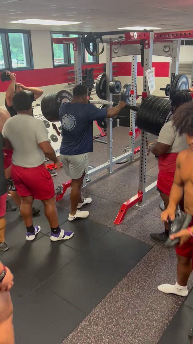 Browns' Nick Chubb Squats 610 Pounds Easily At Georgia High School