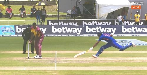 Obed McCoy surprisingly didn't run out Ravichandran Ashwin in the 18th over. (Credit: Twitter/Fancode)