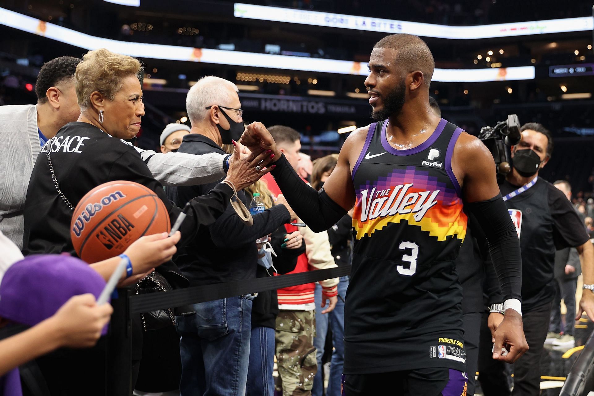 Chris Paul hilariously roasts young Suns fan for claiming he has been a fan since his NBA debut
