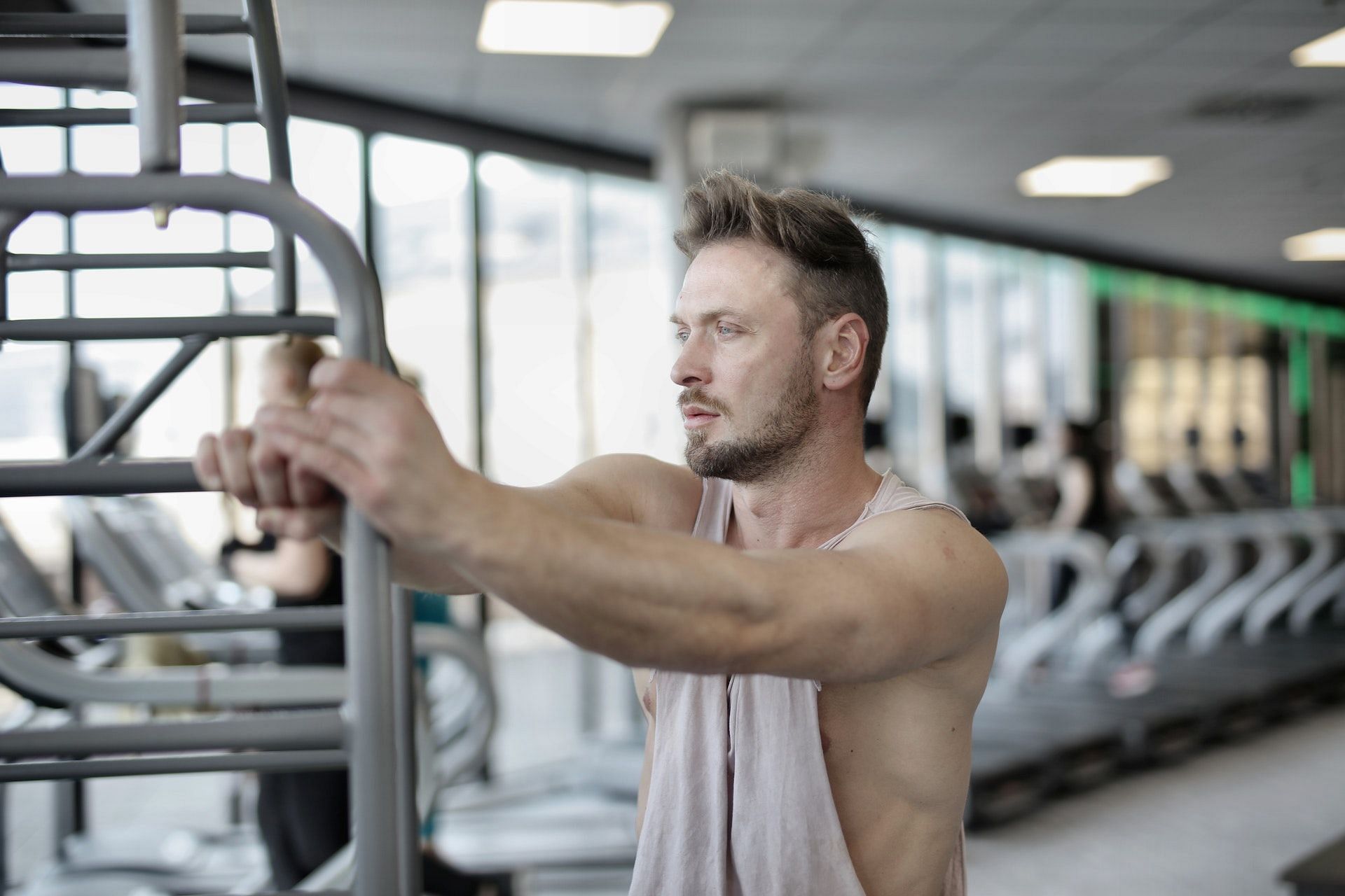 A bicep stretch helps prevent muscle tightness. (Photo by Andrea Piacquadio via pexels)