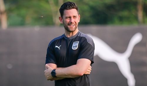 Des Buckingham looks on as Mumbai City FC players train. (Image Courtesy: Twitter/MumbaiCityFC)