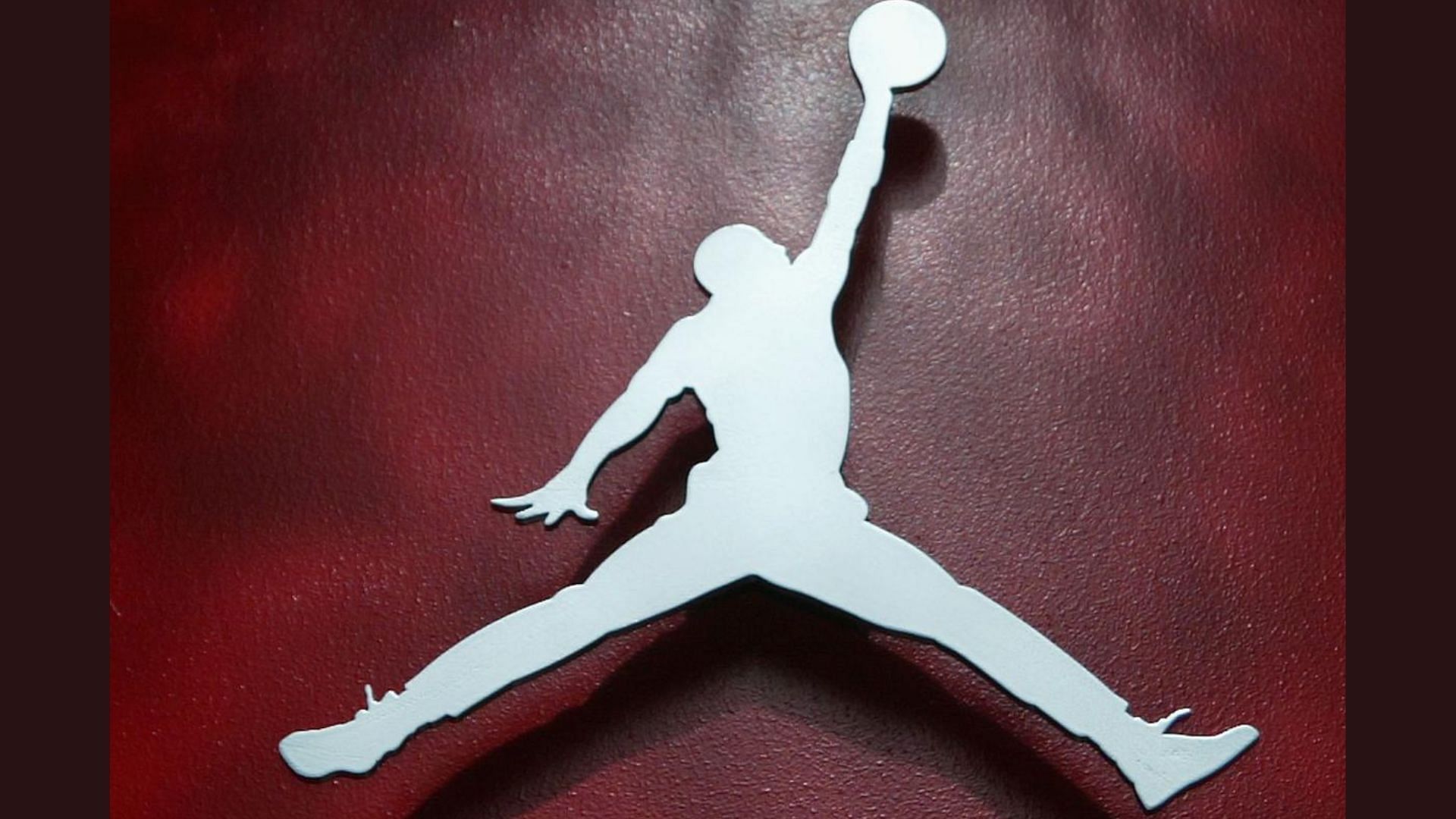 The Jumpman logos are placed on the tongues and heels (Image via Twitter/@trevorleit)