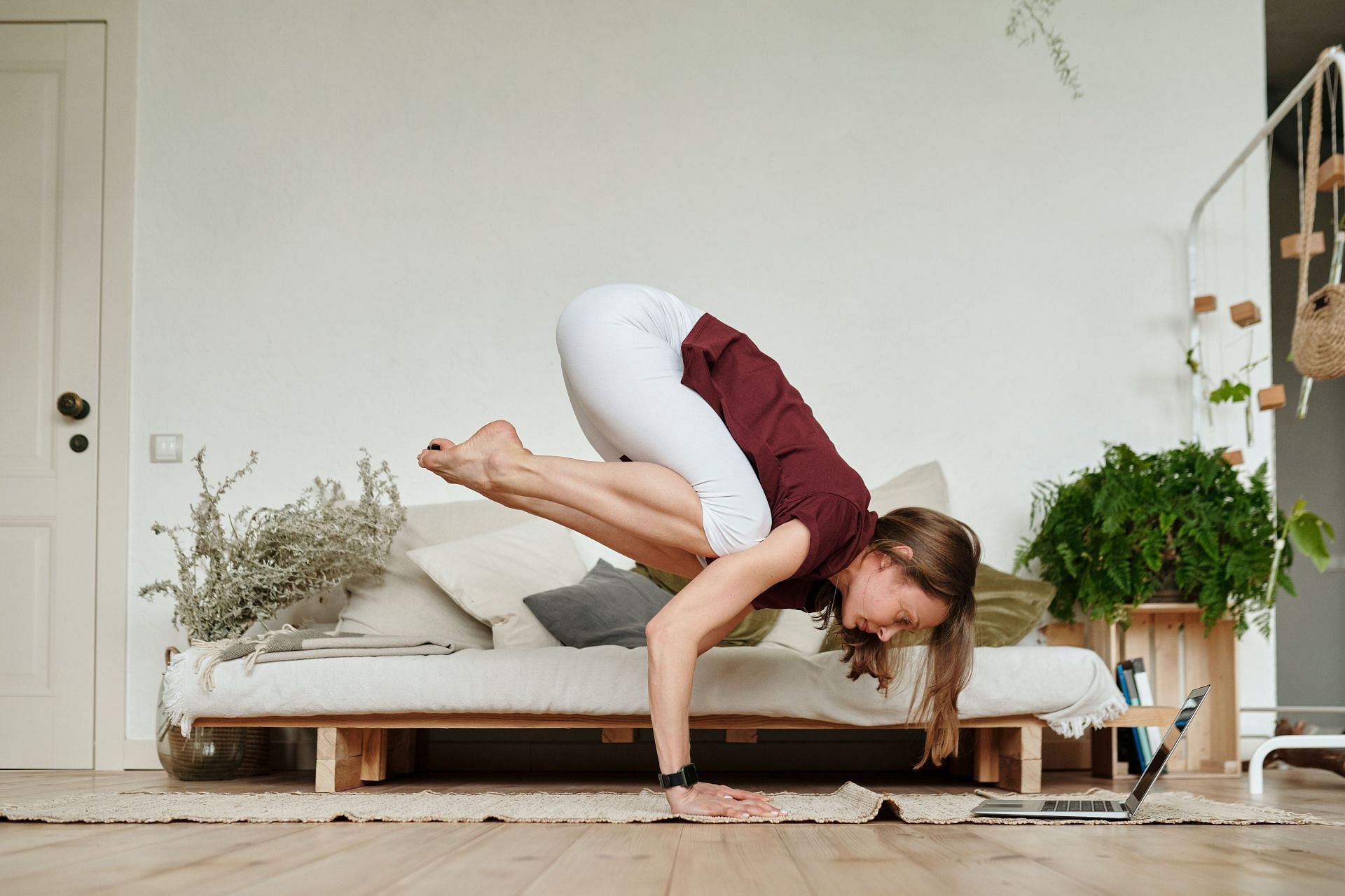 Bhujapidasana helps in improving balance and flexibility. (Image via Pexels / Mikael Blomkvist)