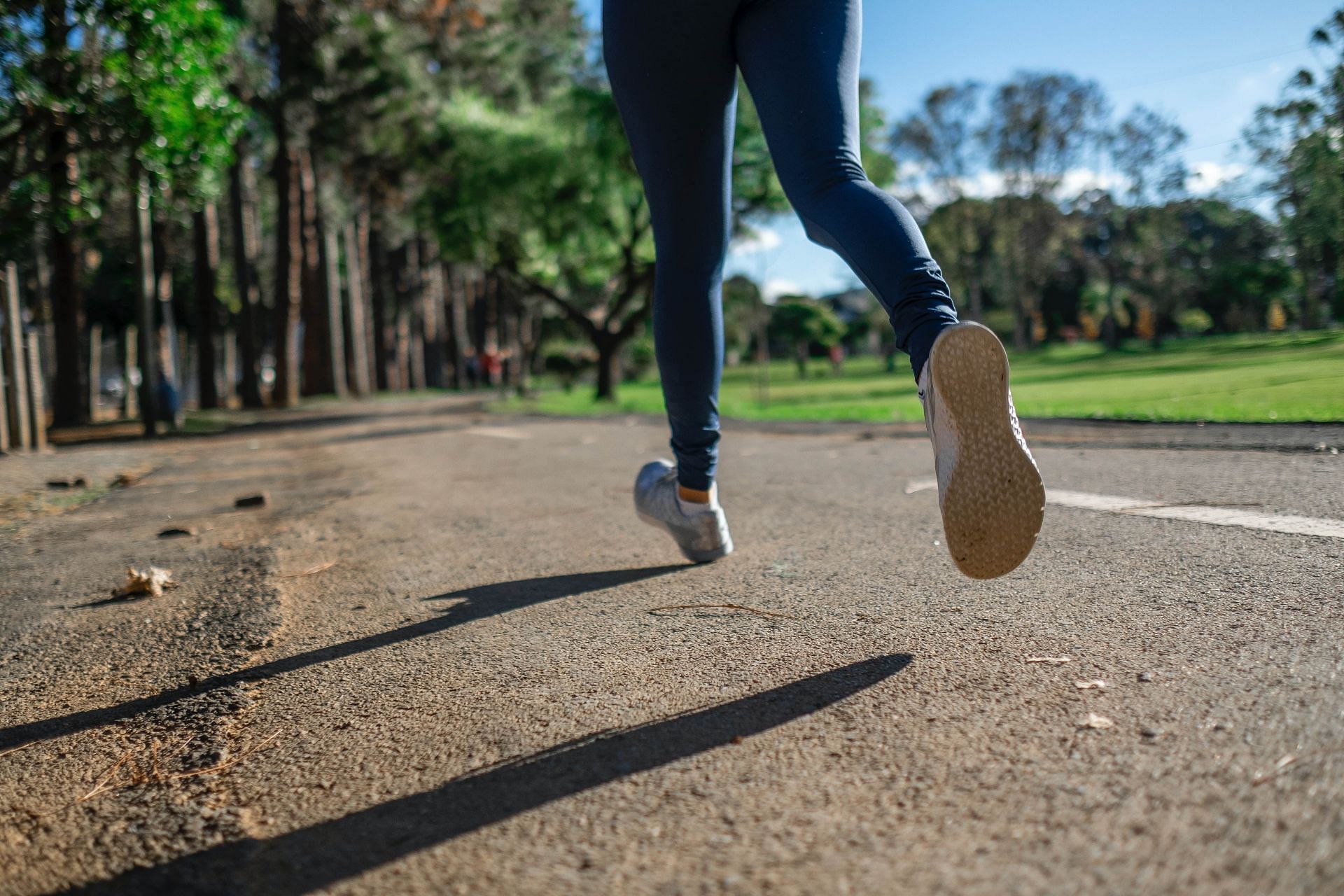 Running uses all the major lower body muscles. (Image via Pexels @Daniel Reche)