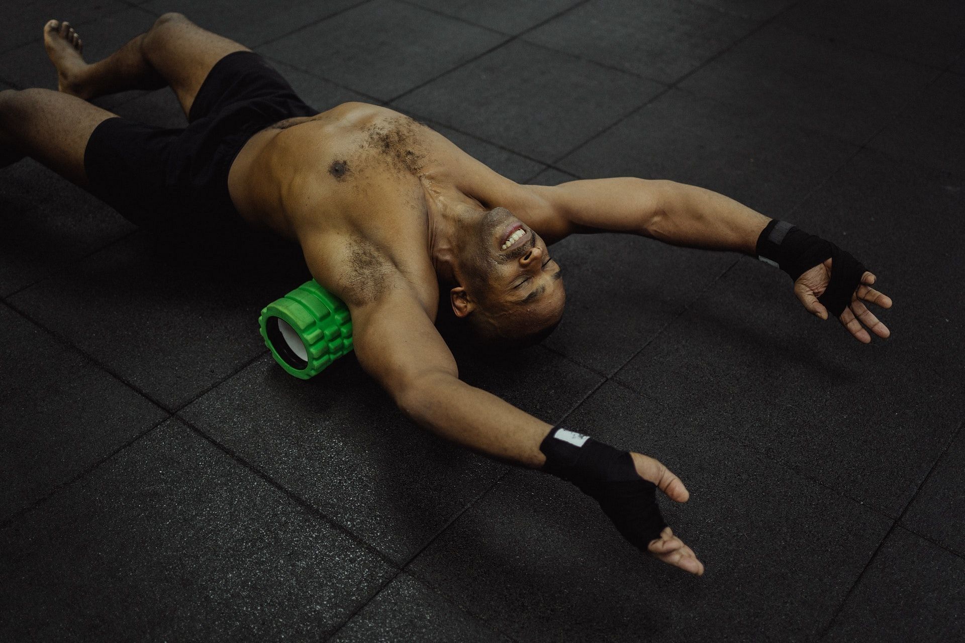 A foam roller is an excellent tool to reduce muscle soreness. (Photo by Ketut Subiyanto via pexels)
