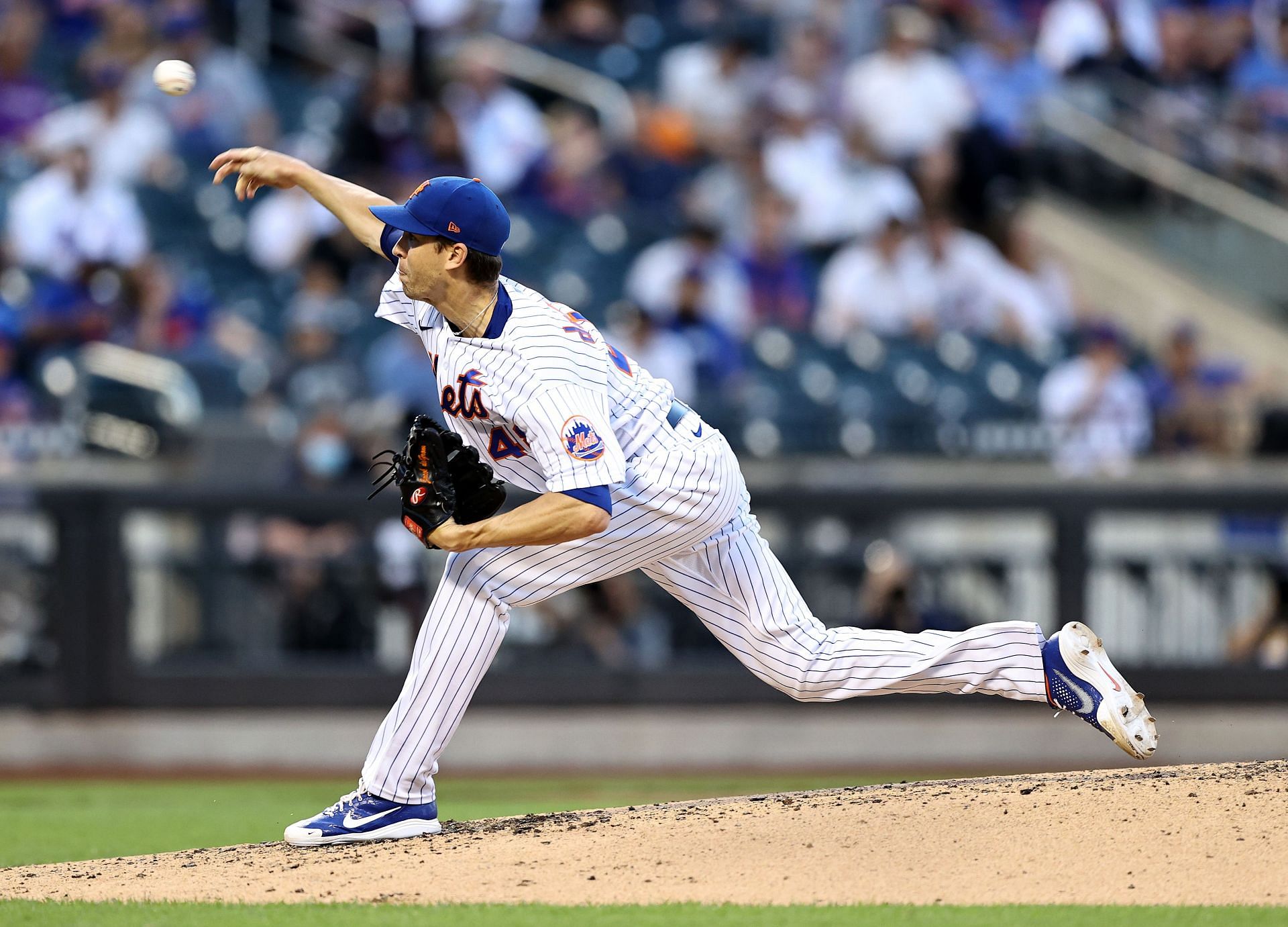 Jacob deGrom of the New York Mets delivers a pitch in the third inning against the Chicago Cubs