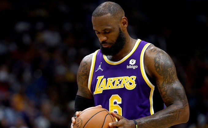 Amid Lakers turmoil, LeBron takes time to dazzle at Drew League