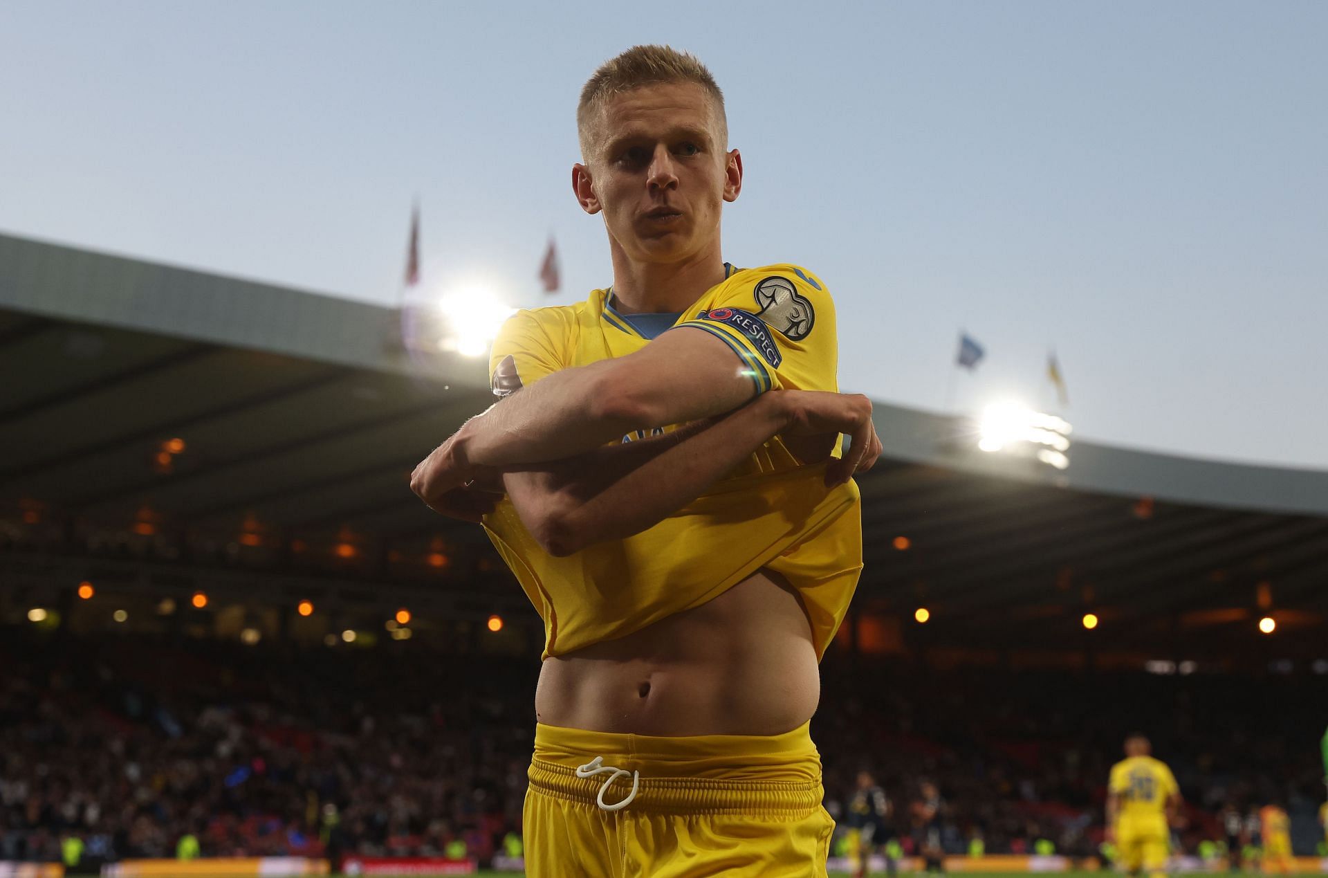 Oleksandr Zinchenko has completed his move to the Emirates.