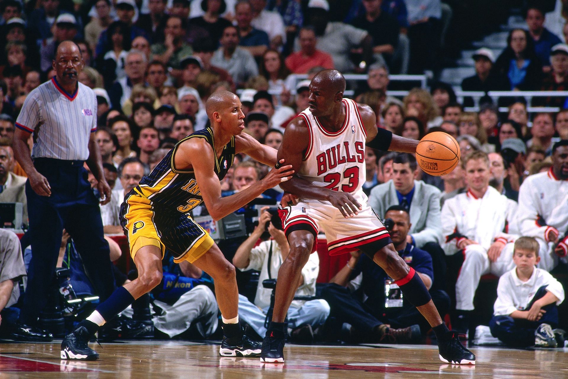 Reggie Miller, levft, against Michael Jordan (Image via Getty Images)