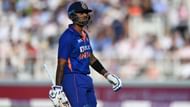 इंग्लैंड के खिलाफ वनडे मैच में आउट होकर पवेलियन जाते सूर्यकुमार यादव