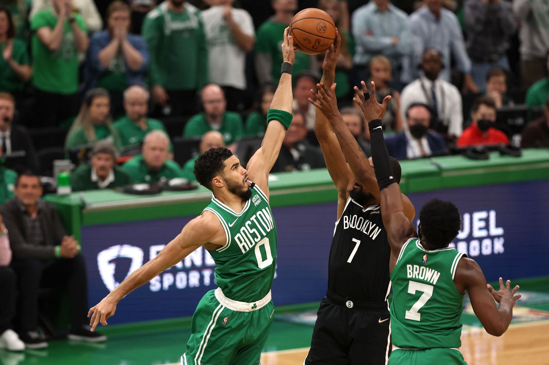 Kevin Durant shoots over Jayson Tatum