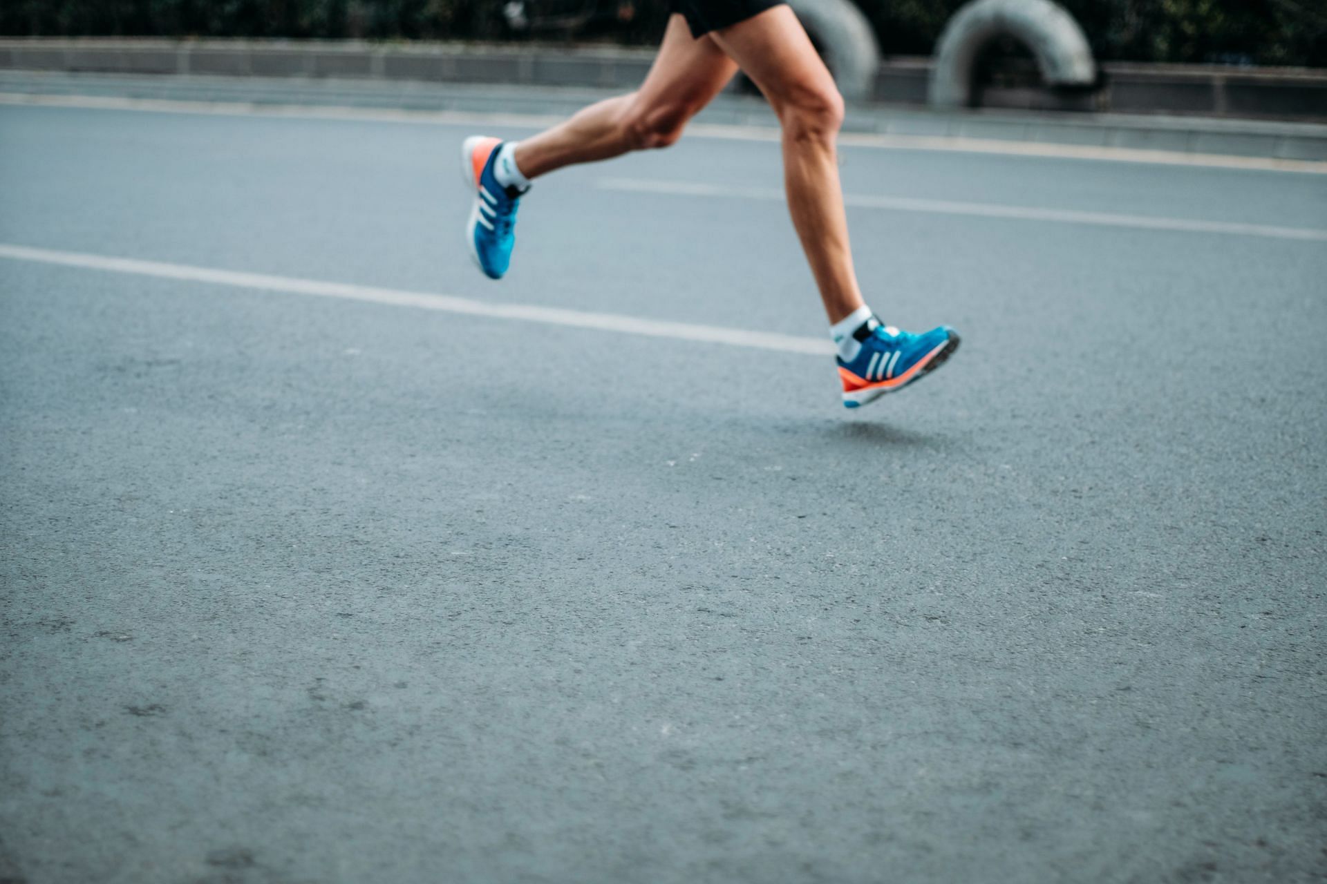 Strength training is important to prepare for half marathon race. (Image via Unsplash / Sporlab)