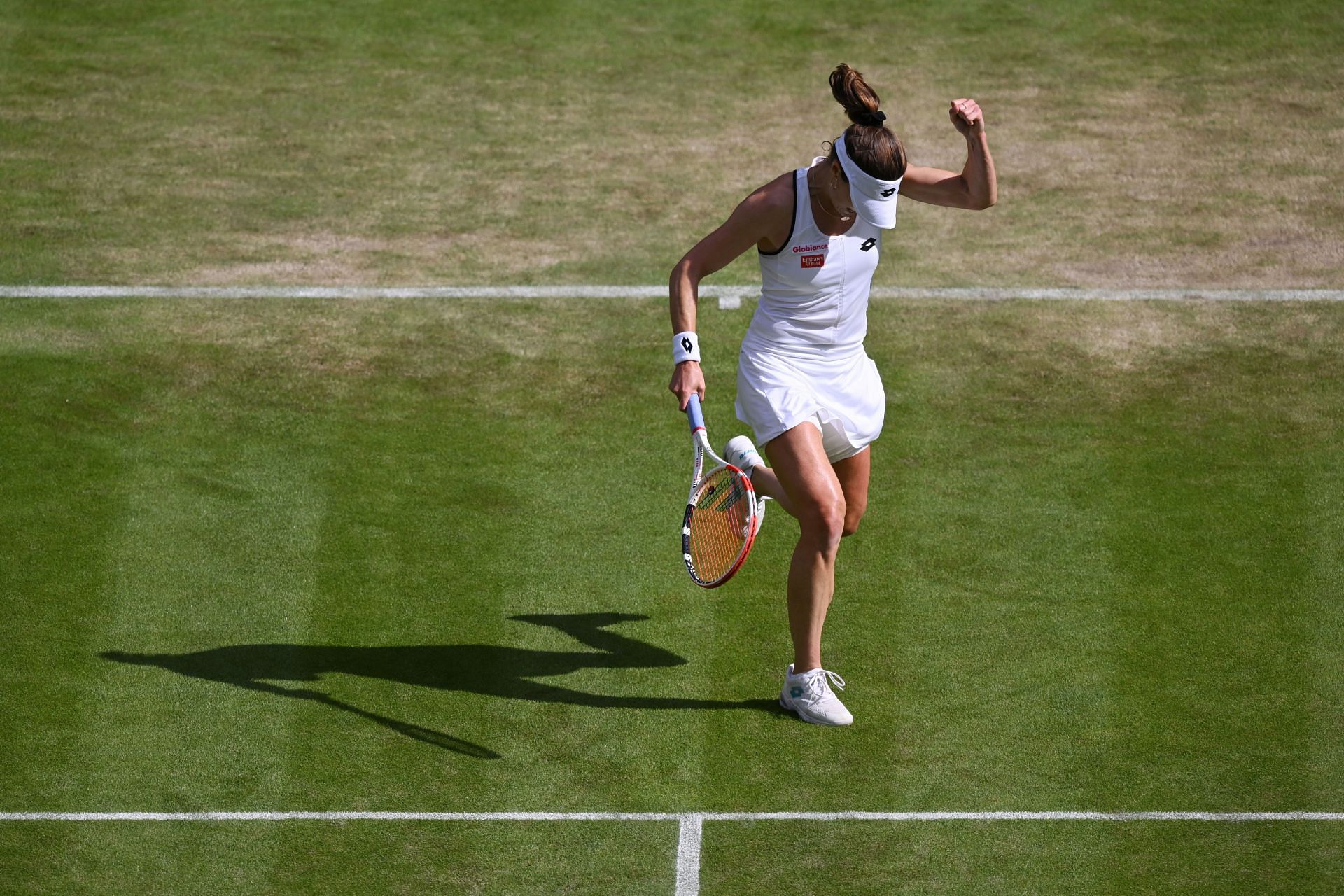 Alize Cornet celebrates a point against Swiatek