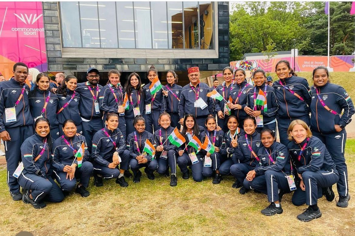 बर्मिंघम खेल गांव में भारतीय ध्वज की होस्टिंग सेरेमनी में शामिल हुई महिला हॉकी टीम के सदस्य।