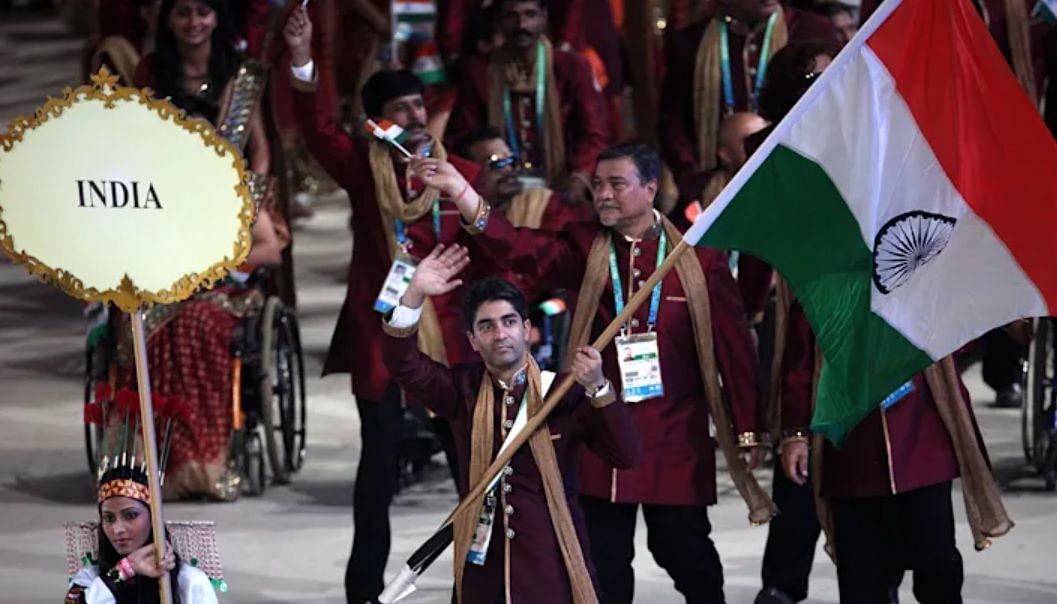 ओलंपिक गोल्ड मेडलिस्ट अभिनव बिंद्रा 2010 के दिल्ली खेलों में ध्वज वाहक थे।