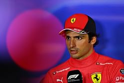 Watch: Carlos Sainz refuses to sign on an FC Barcelona jersey