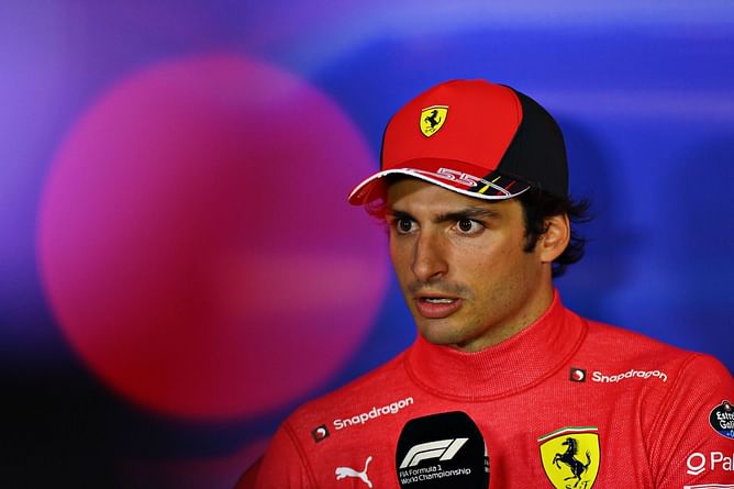 Watch: Carlos Sainz refuses to sign on an FC Barcelona jersey