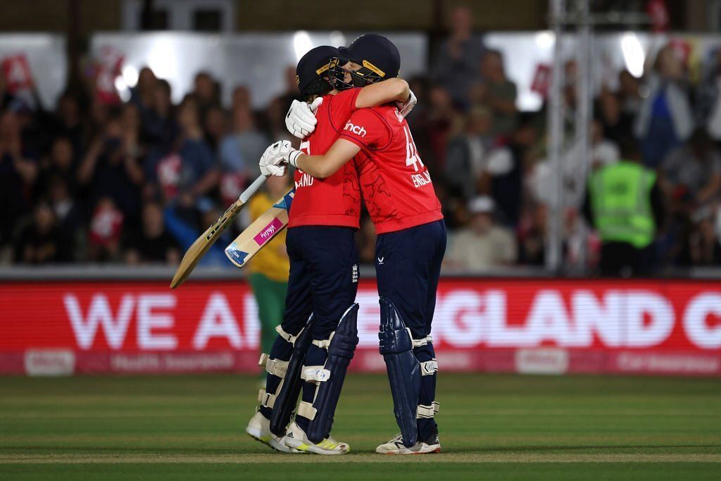 टीम की जीत के बाद गले मिलती हुईं एमी जोन्स और हीदर नाइट  (PIC - Getty Images)