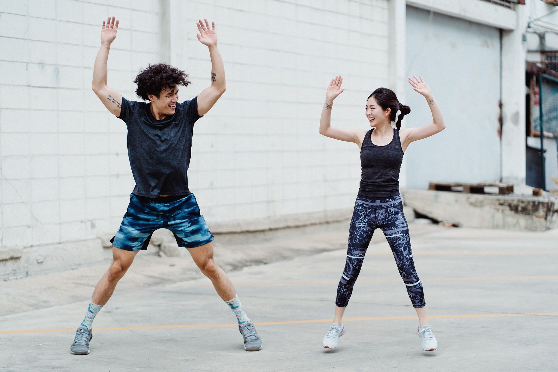 Jumping jacks can help you lose weight. (Image via Pexels/Photo by Ketut Subiyanto)