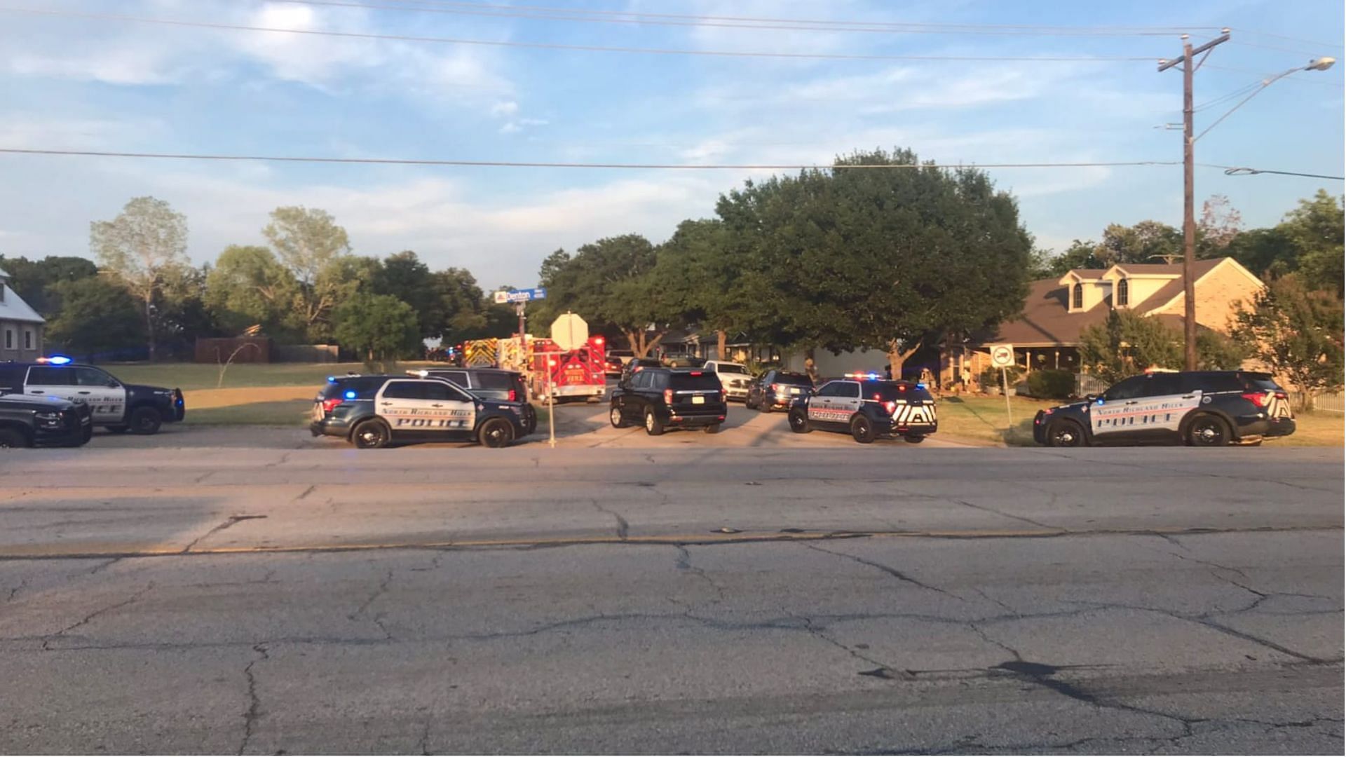 Gunman kills two civilians, injures three policemen in Haltom City, Texas. (Image via Twitter/@WFAAJayWallis)