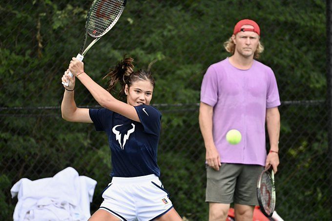 Emma Raducanu pictured in Tottenham jersey during tennis practice - Futbol  on FanNation