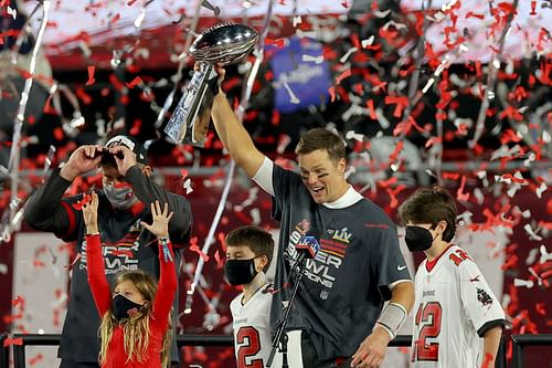 Tom Brady lifts the Vince Lombardi trophy