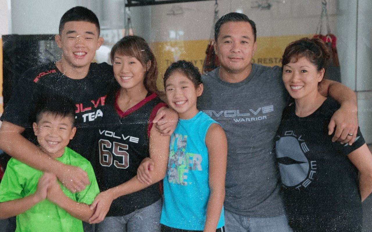 The Lee family portrait [Credit: Instagram @angelaleemma]