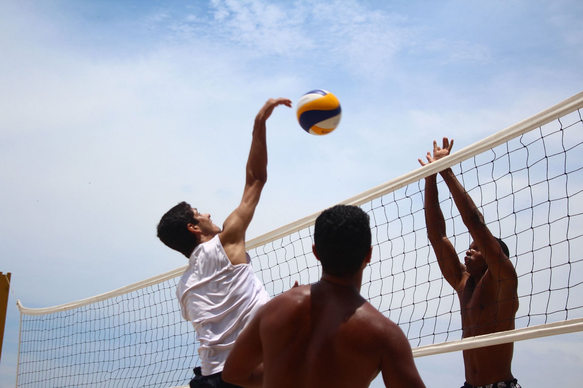 Upperbody workouts are essential for volleyball spike. (Image via Unsplash / Paulo Henrique Macedo Dias)